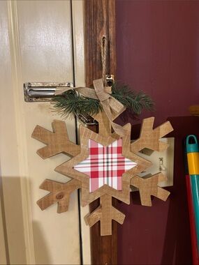 Plaid Center Wooden Snowflake Wreath - Red